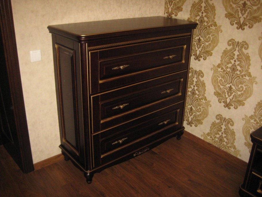 Комод в золотом цвете патина