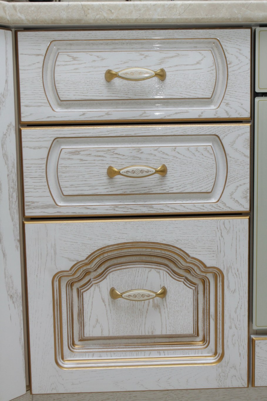 Мебель покрытая белой патиной