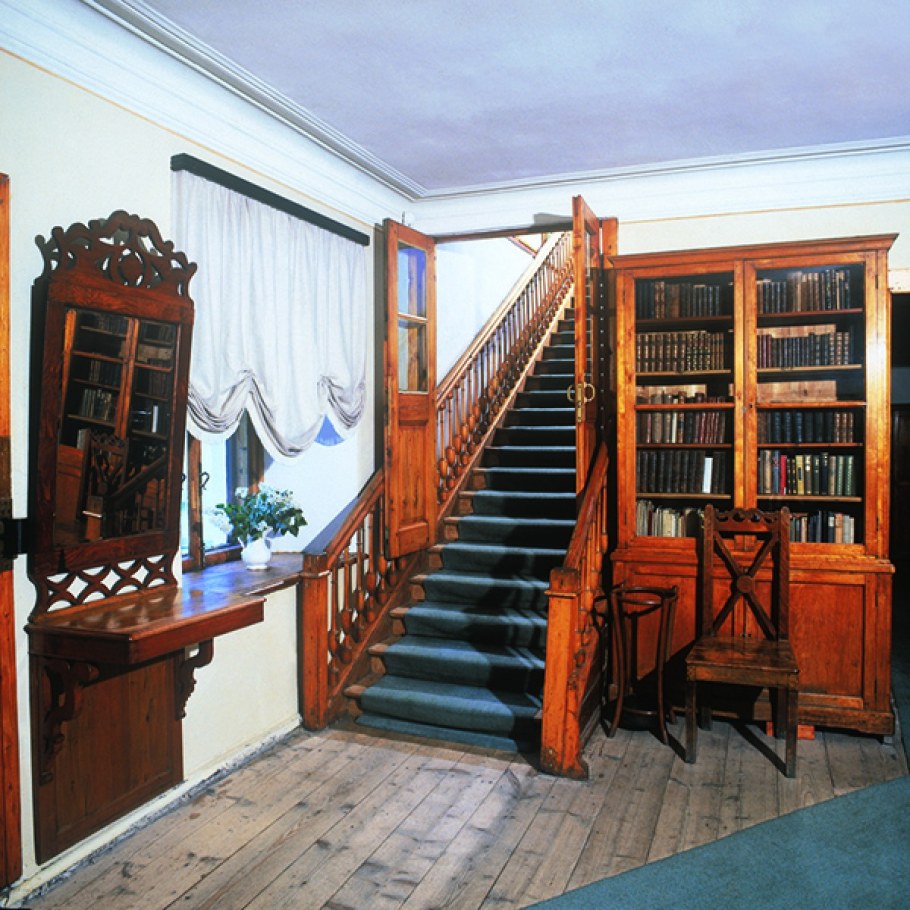 Передняя в усадьбе