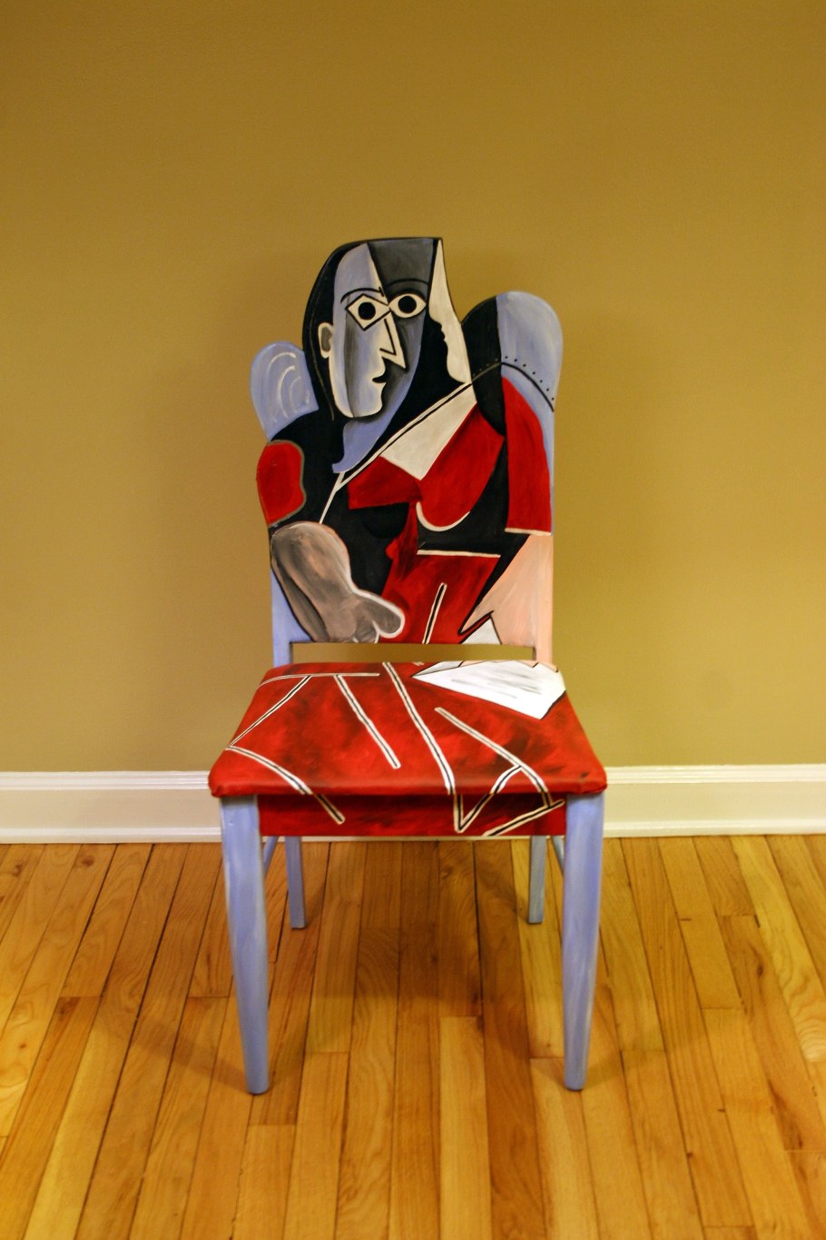 Современное искусство стул