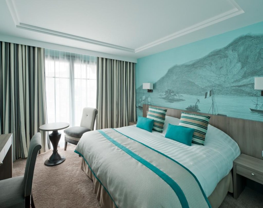 Бирюза в интерьере спальни