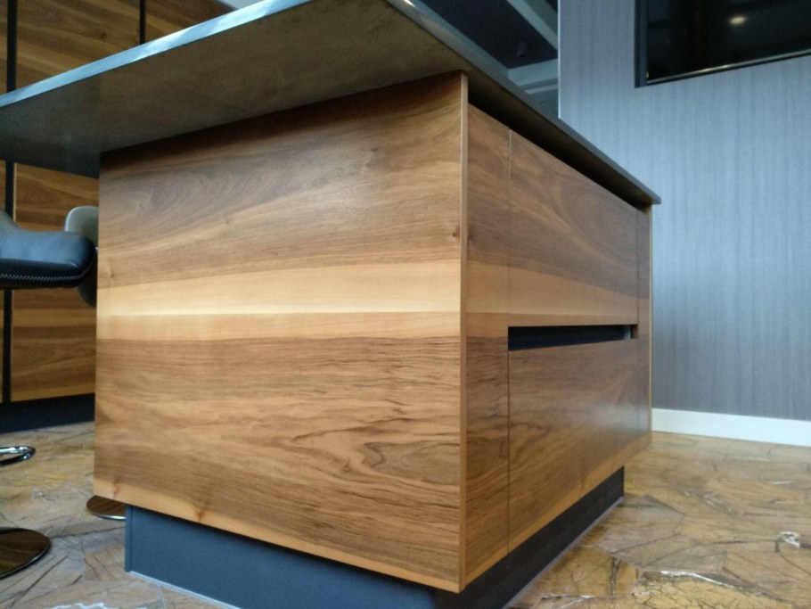 Шпон Европейский орех Колоред