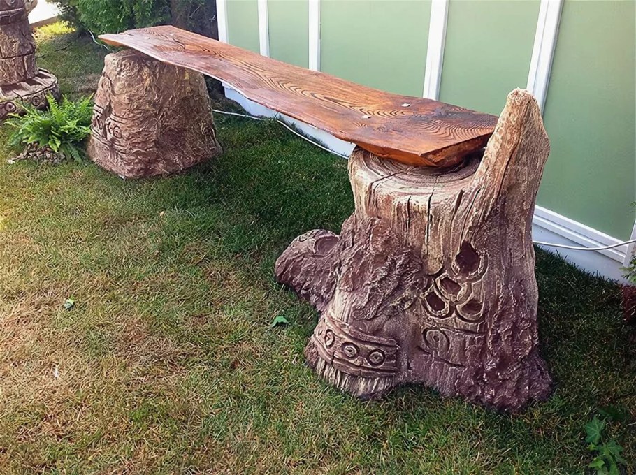 Скамья из пеньков