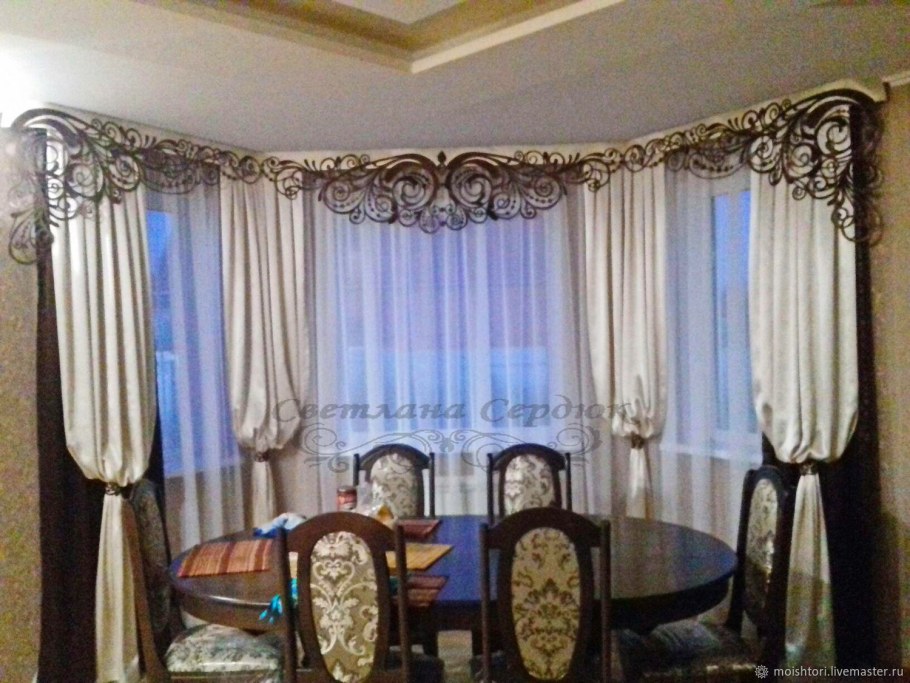 Шторы с ламбрекеном на эркерное окно