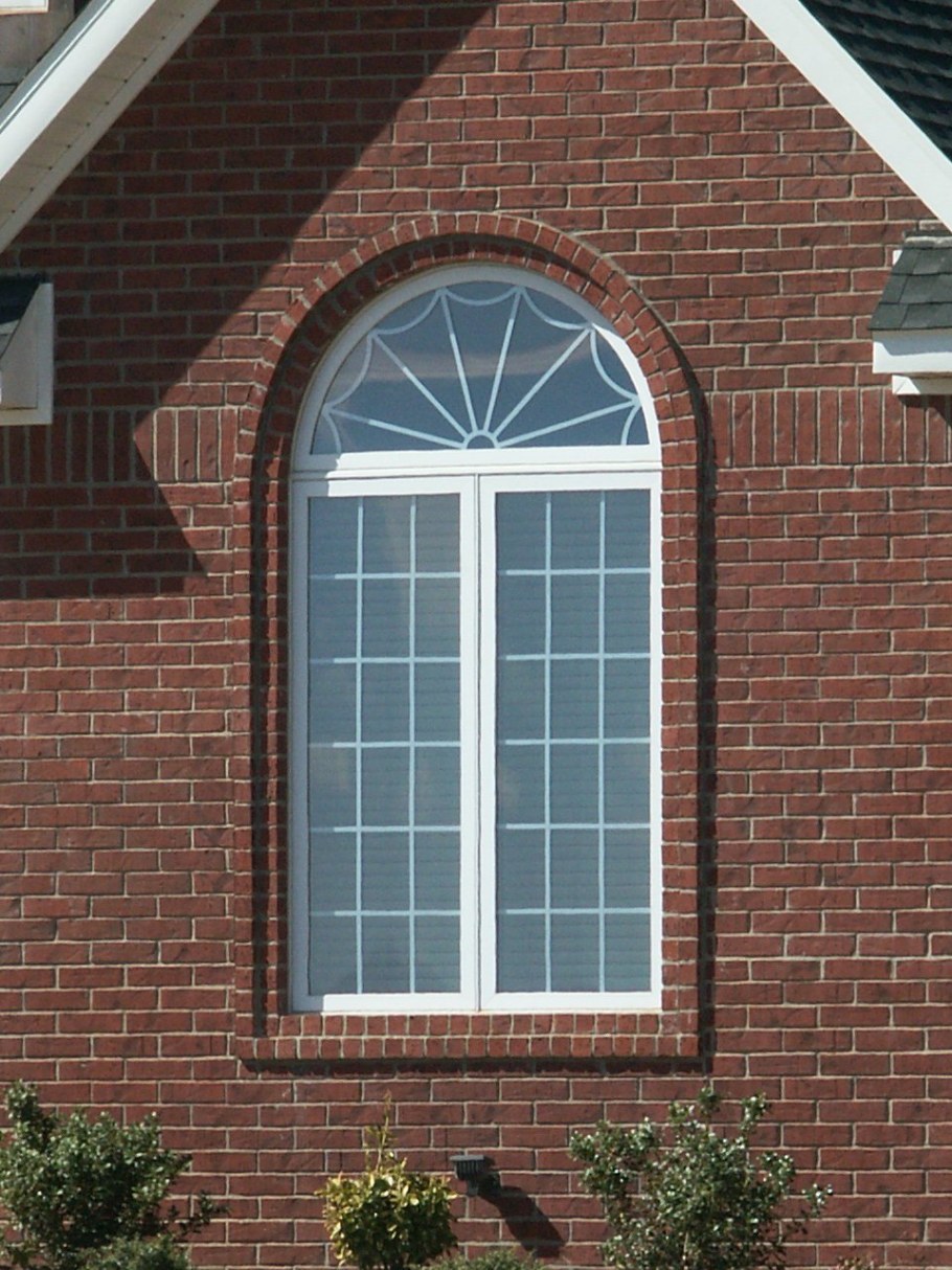 Дом с арочными окнами