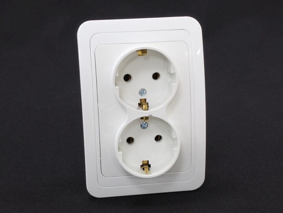 Штепсельная розетка скрытой установки ip20