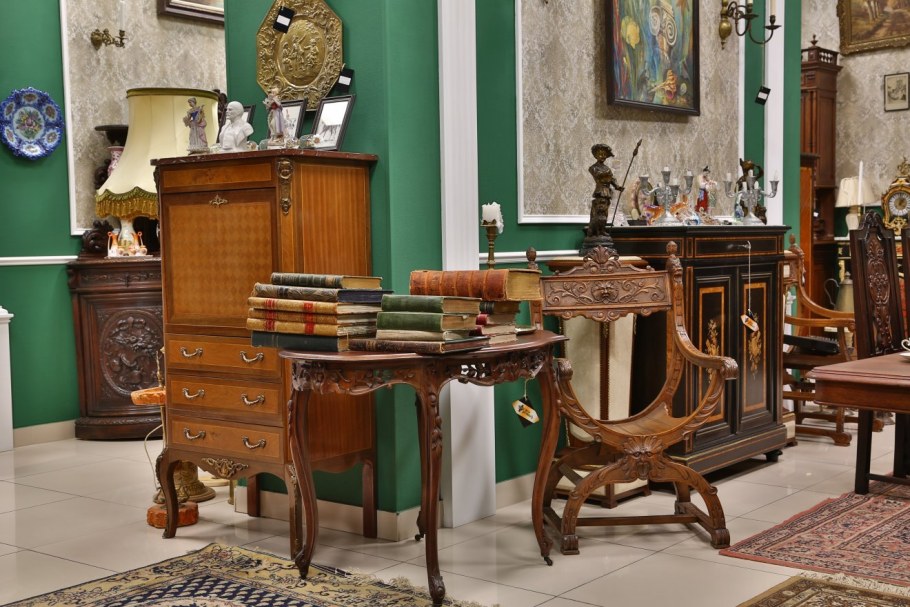 Антикварная мебель в интерьере