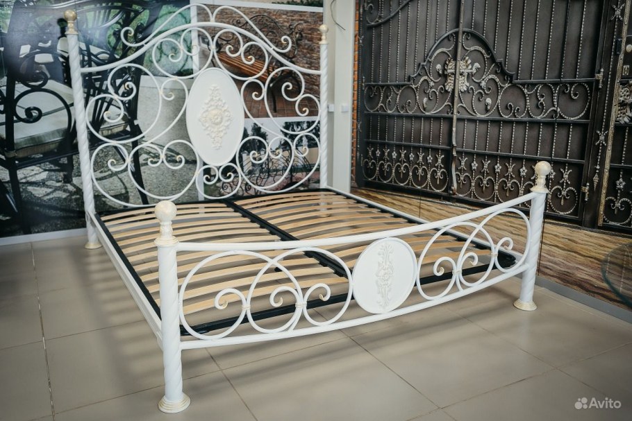 Кованная кровать карета