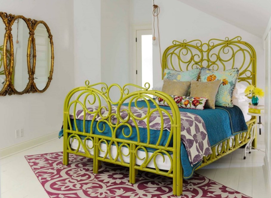 Кованная кровать с шариками