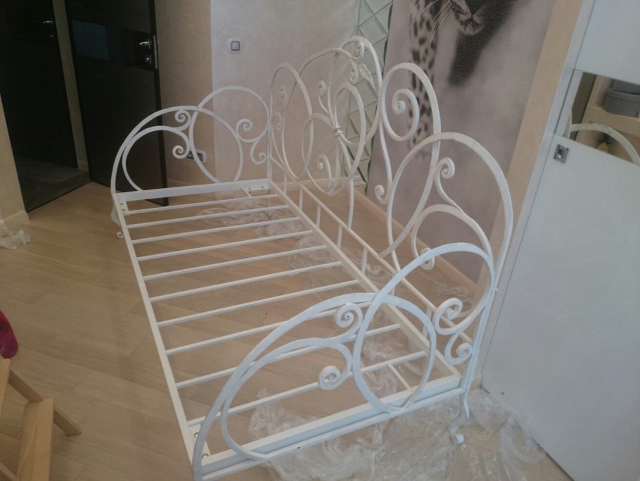 Кованая кровать с бортиками