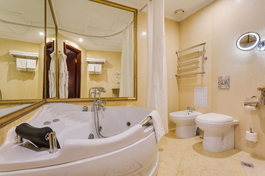 Санузлы в люксовых номерах отелей