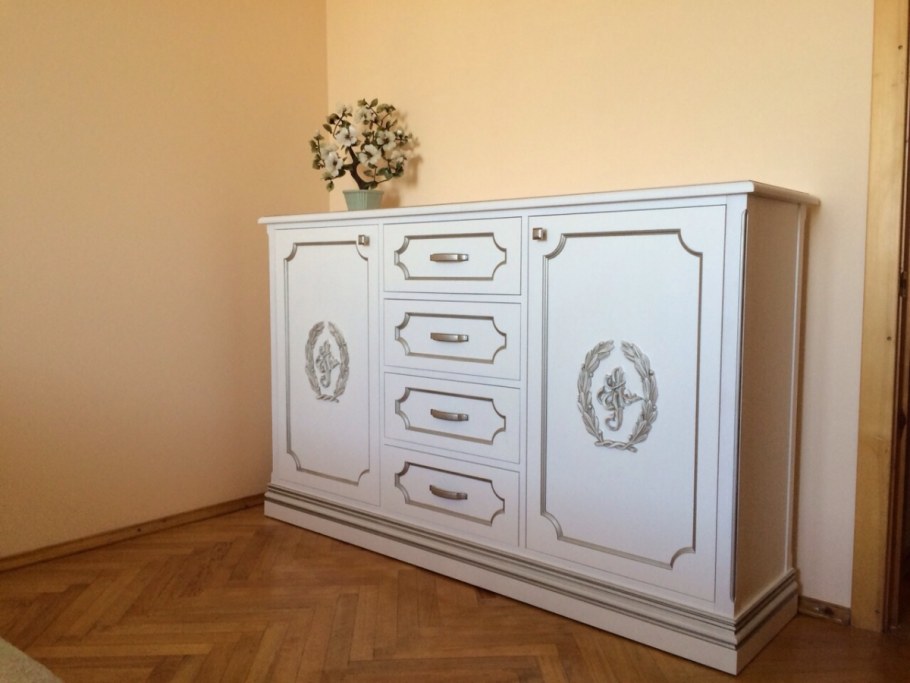 Комод с серебряной патиной