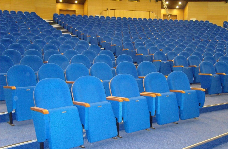 Концертный зал с синими креслами