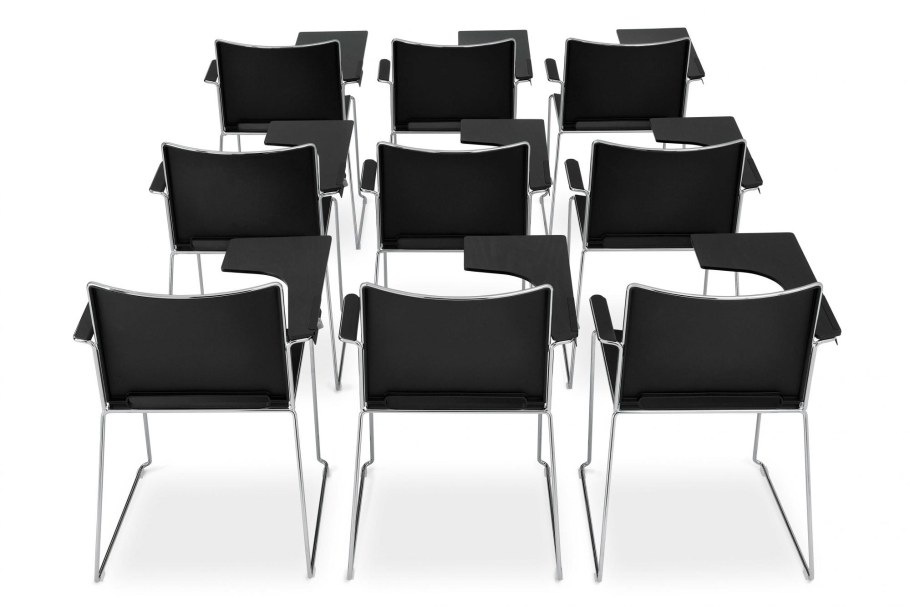 Ряд стульев на прозрачном фоне