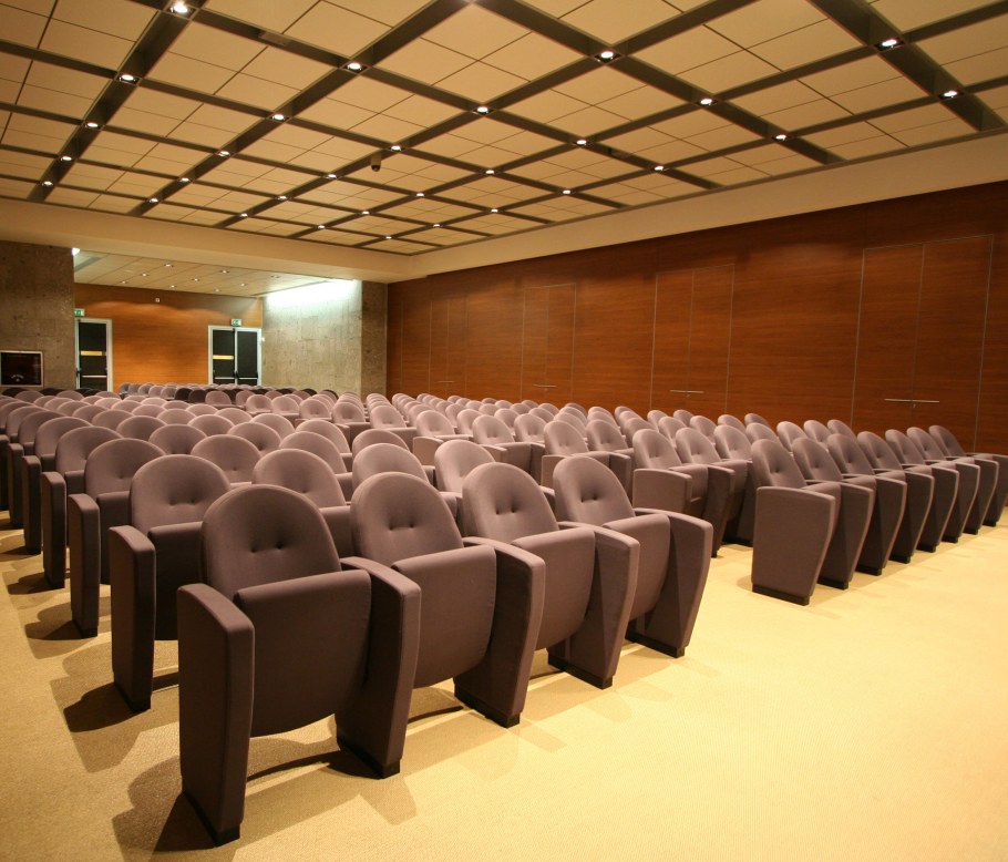 Концертный зал кресла
