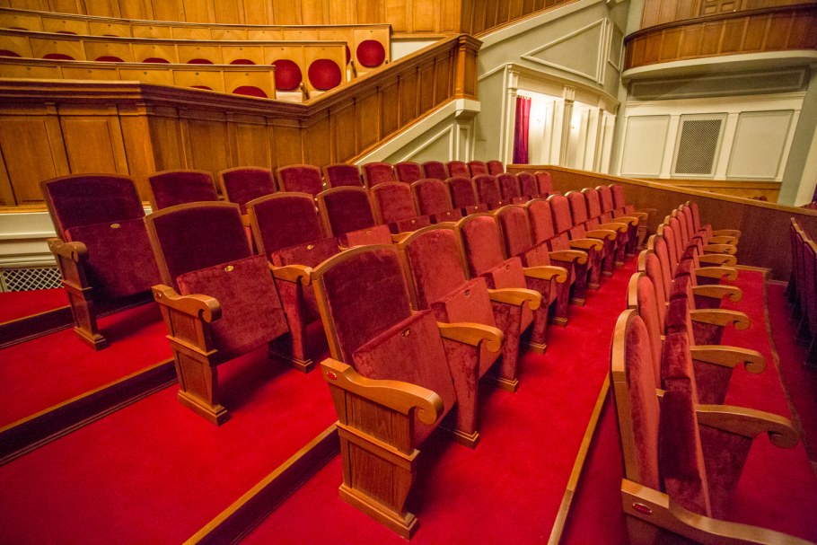Театральный зал кресла