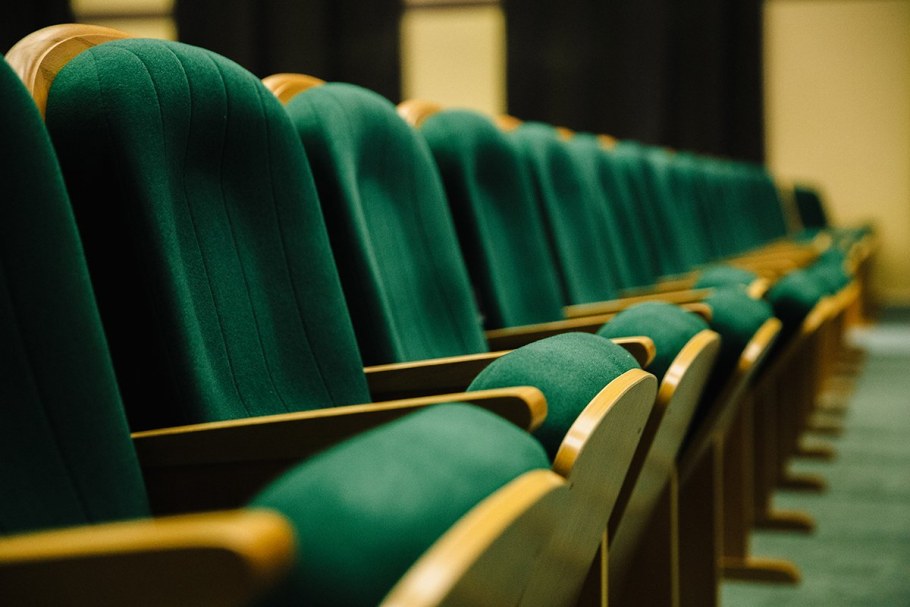 Театральные кресла в зале