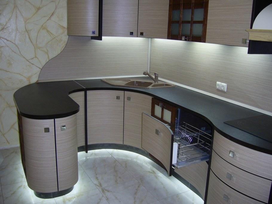 Угловая кухня с радиусными фасадами