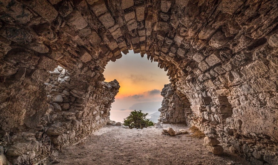 Скала-туннель (tunnel Rock)