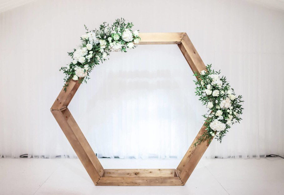 Шестиугольная арка на свадьбу