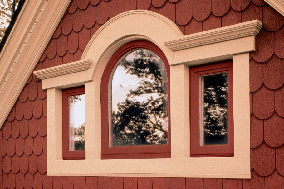Арочное окно на мансарде
