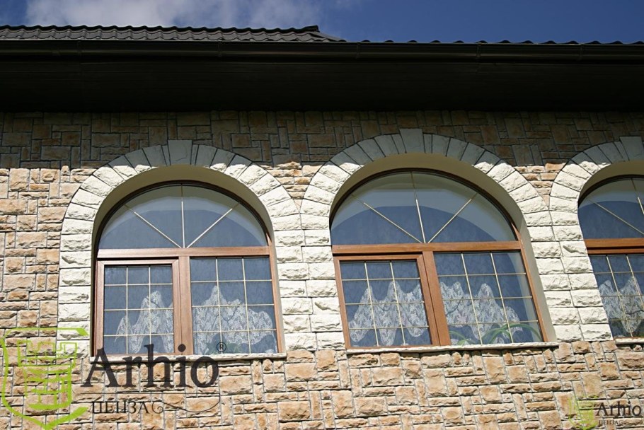 Отделка арочного окна камнем