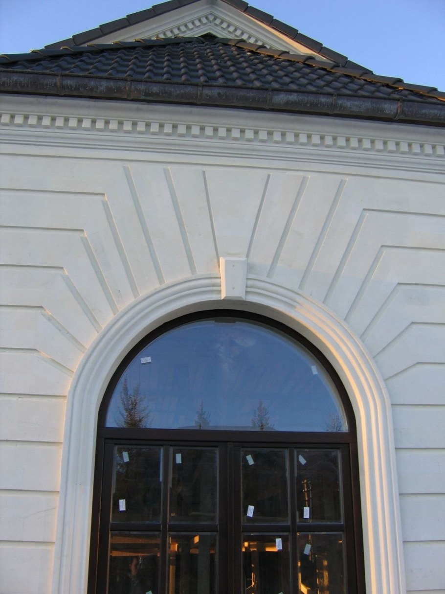 Фасад с арочными окнами