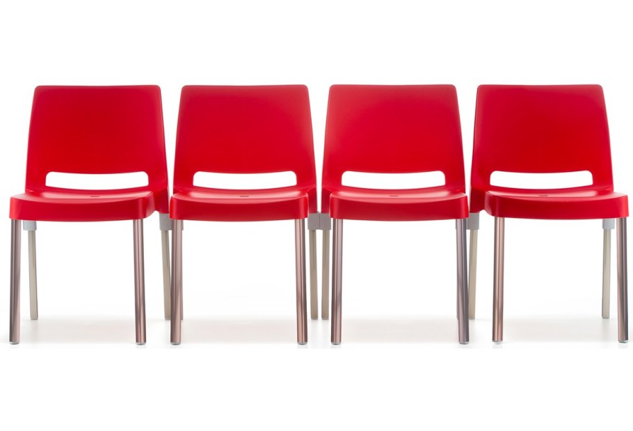 Пустые стулья в ряд