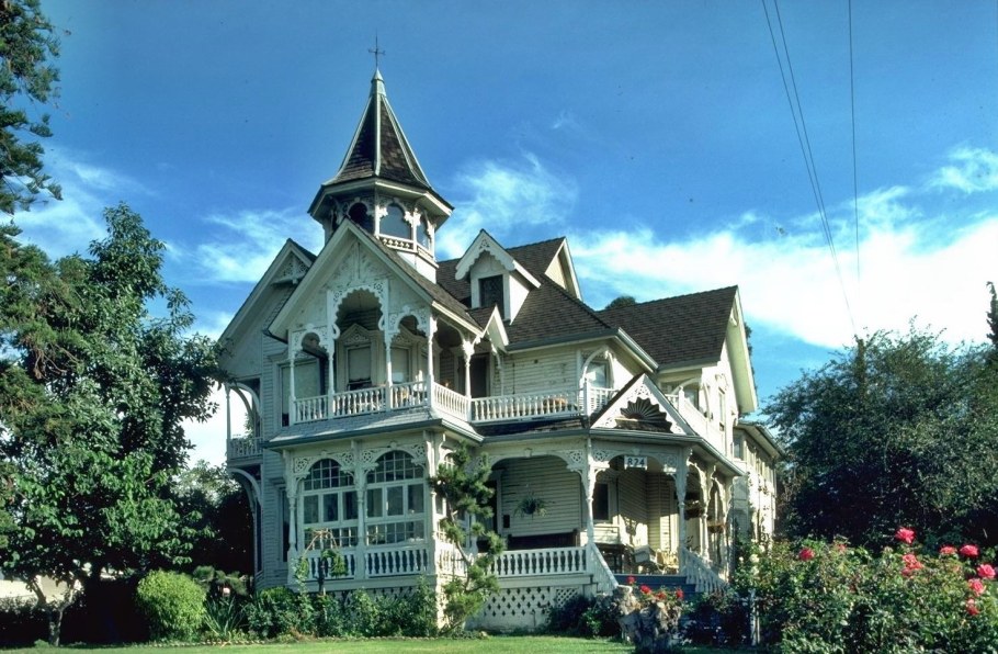 Крыша старинного особняка