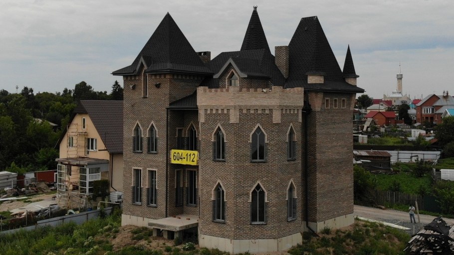 Замок на Андреевском озере Тюмень