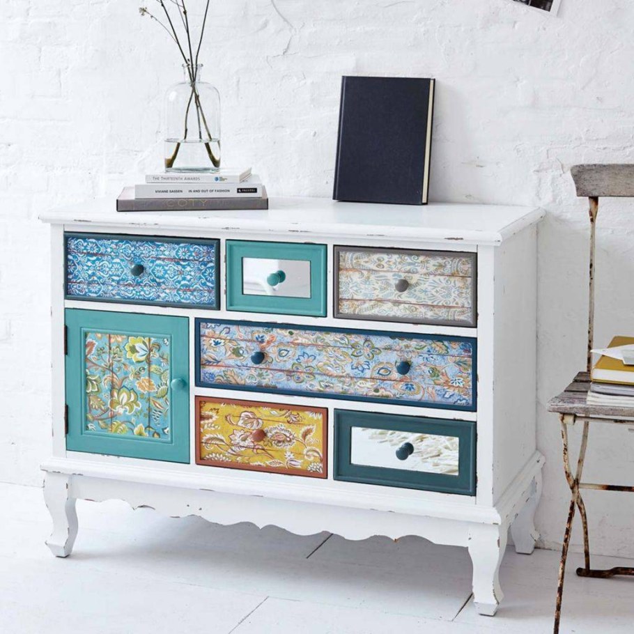 Комод с разноцветными ящиками