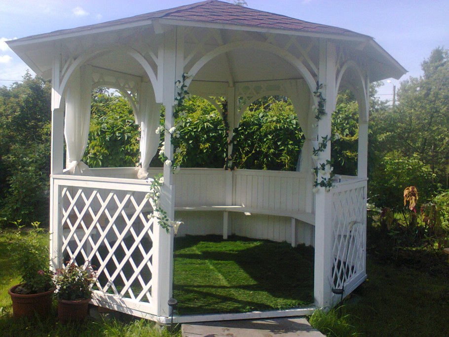 Беседка белая деревянная