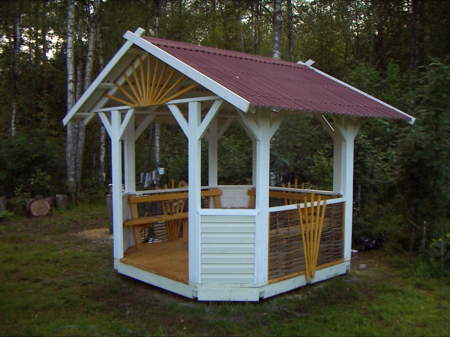 Беседка обшитая сайдингом