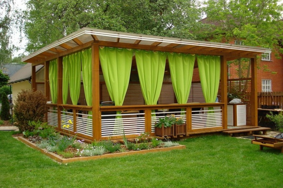 Беседка с салатовыми шторами