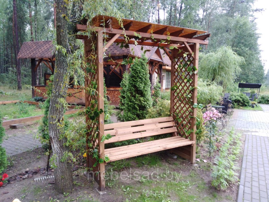 Садовая скамейка с перголой