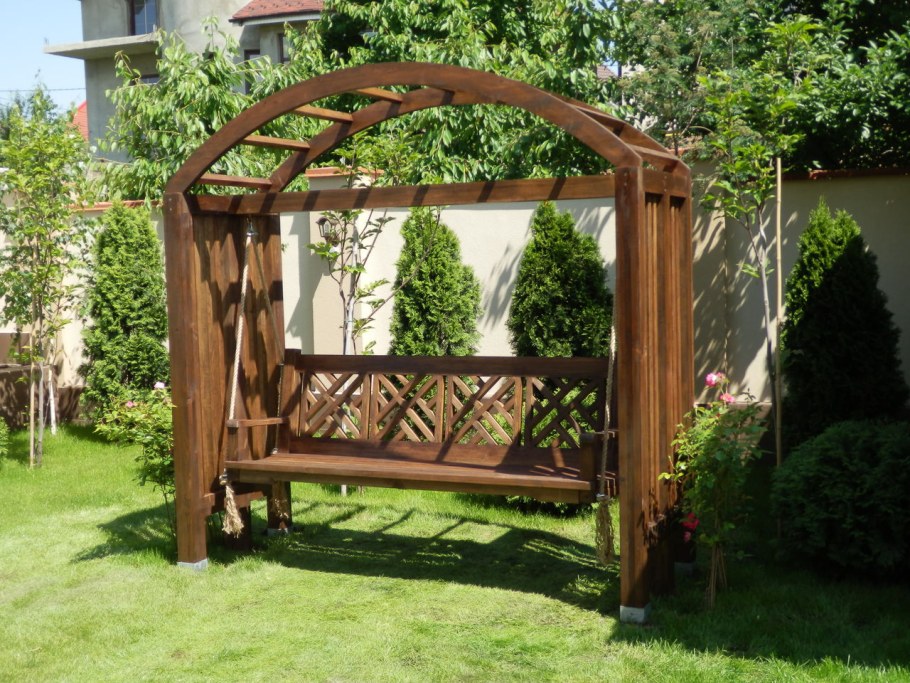 Садовые качели с перголой