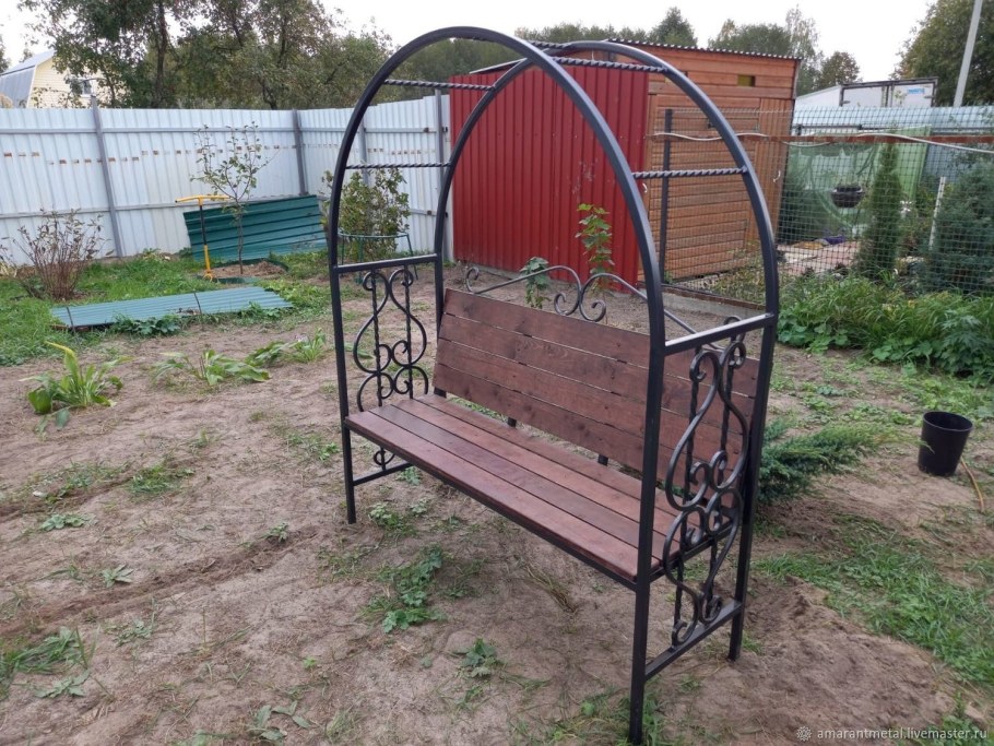 Скамейка с аркой