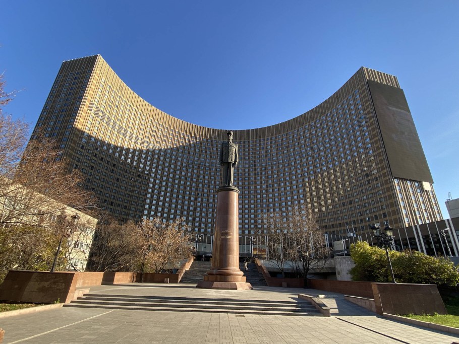 Гостиница космос памятник Шарлю де голю