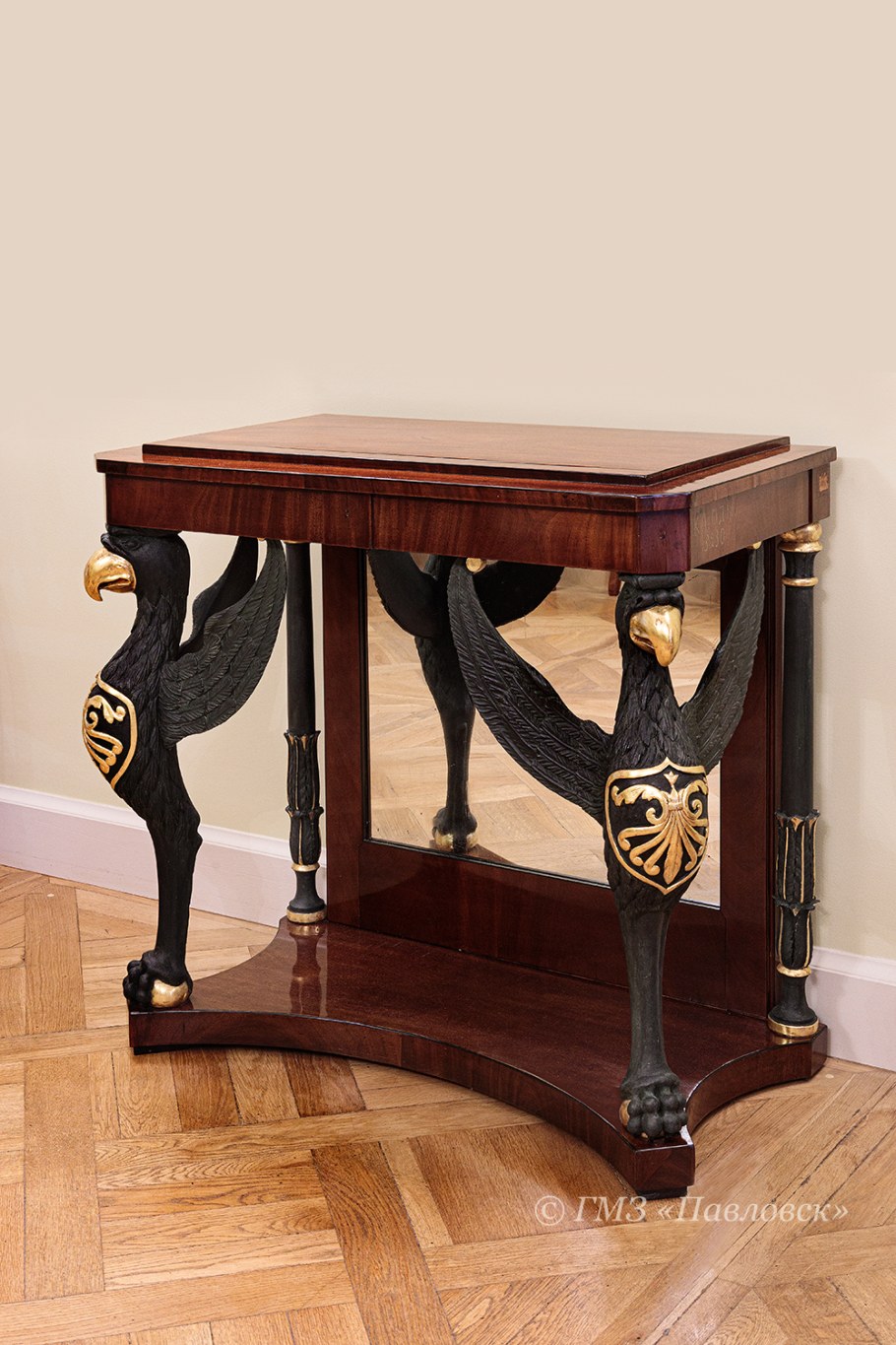 Отреставрированную консоль XIX века вернули в Павловский дворец