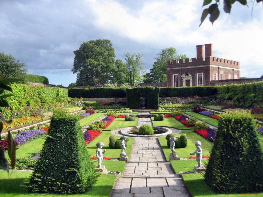 Сад Хэмптон-корт в Англии