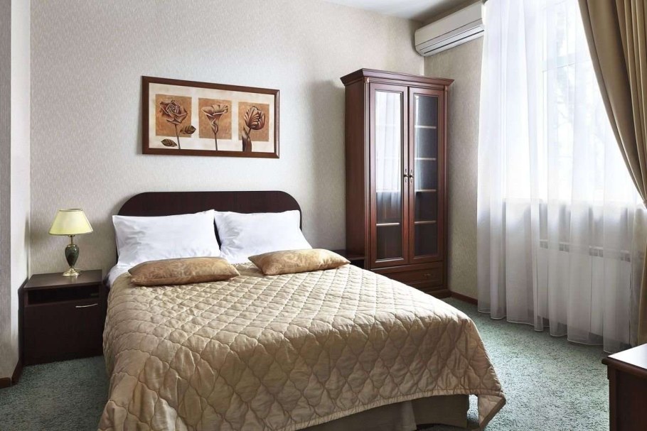 Гостиница Славянка в Москве на Суворовской площади