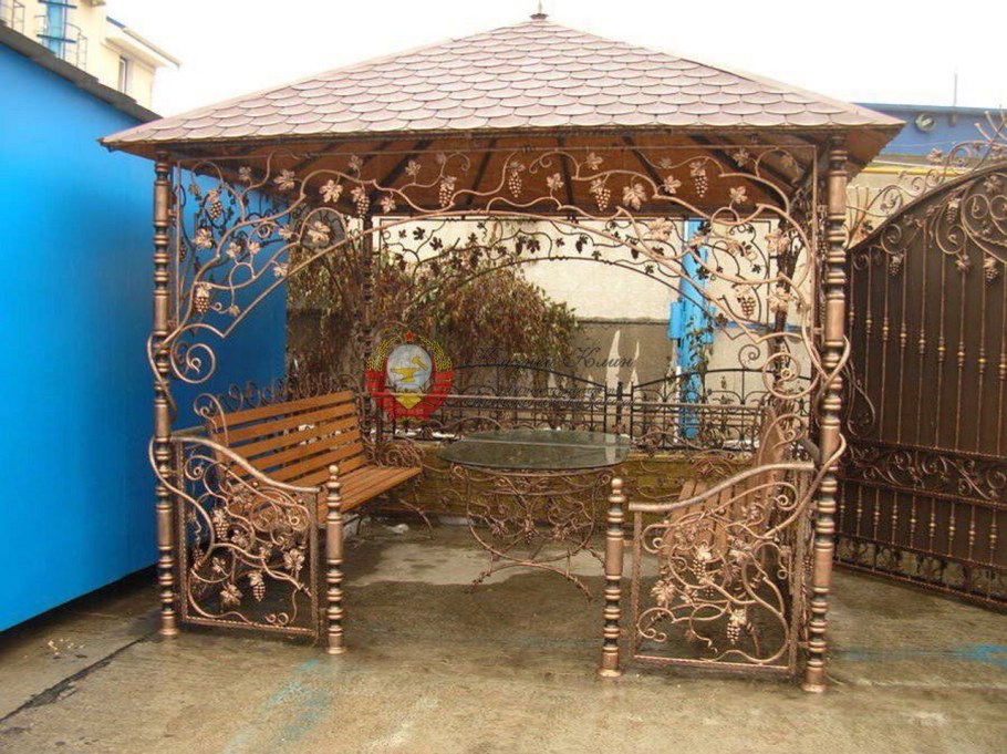 Кованые беседки с виноградной лозой