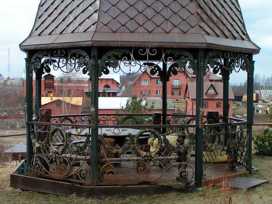 Беседка с элементами ковки