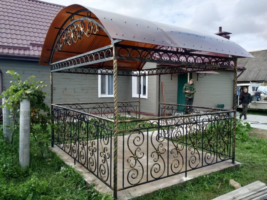 Металлические беседки с элементами ковки
