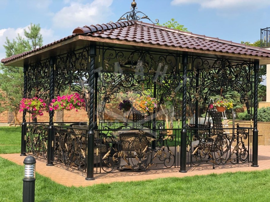 Кованная беседка четырехскатная