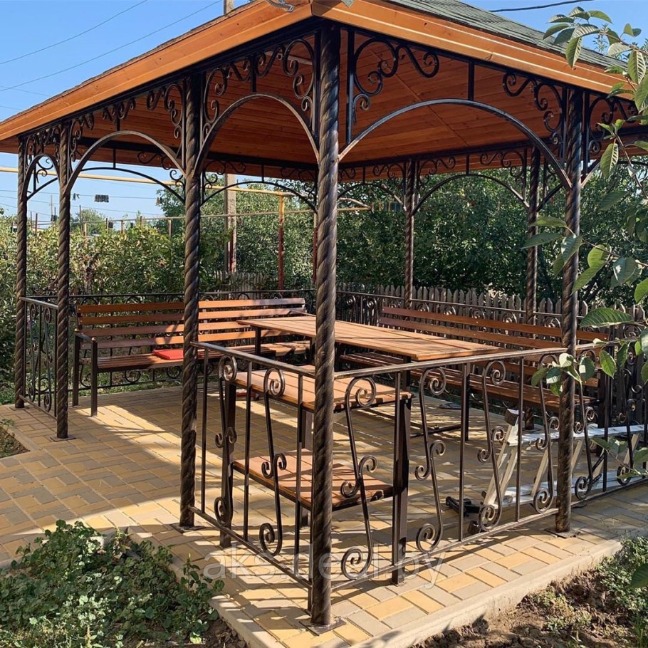 Беседка с кованными элементами и перголой