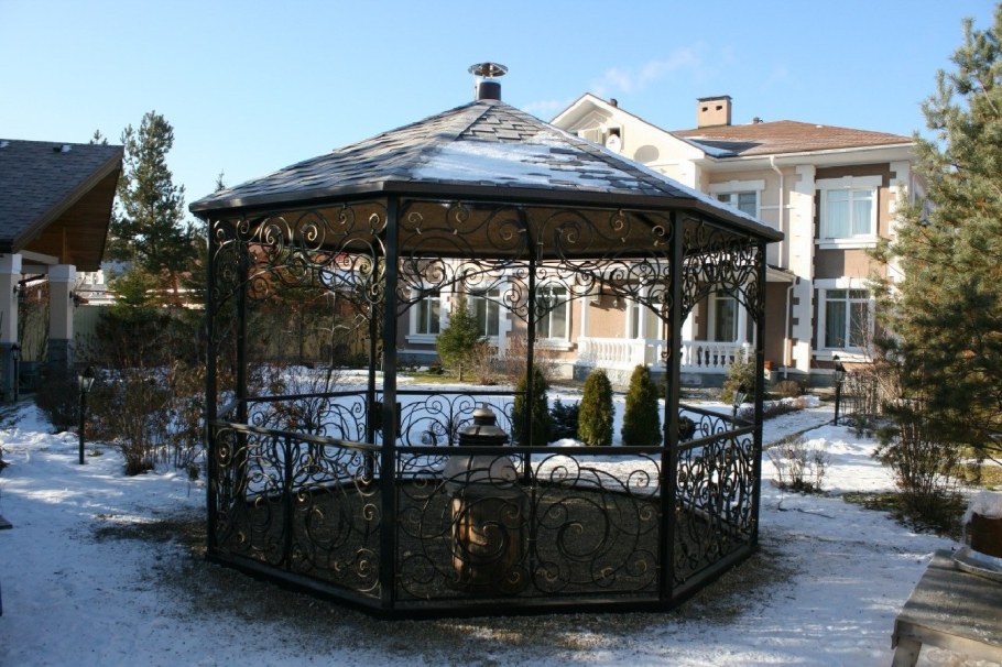 Беседка с ковкой угловой
