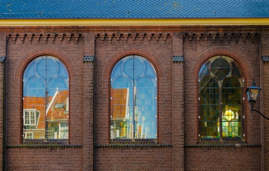 Здание с арочными окнами в Томске