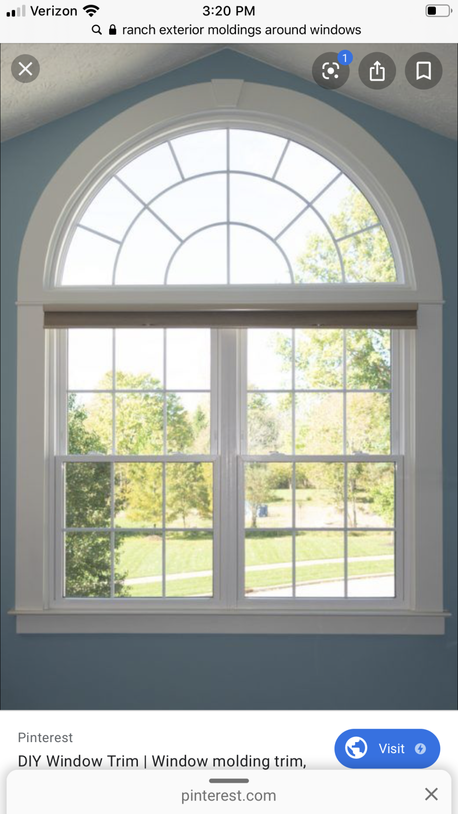 Полуциркульные арочные окна.