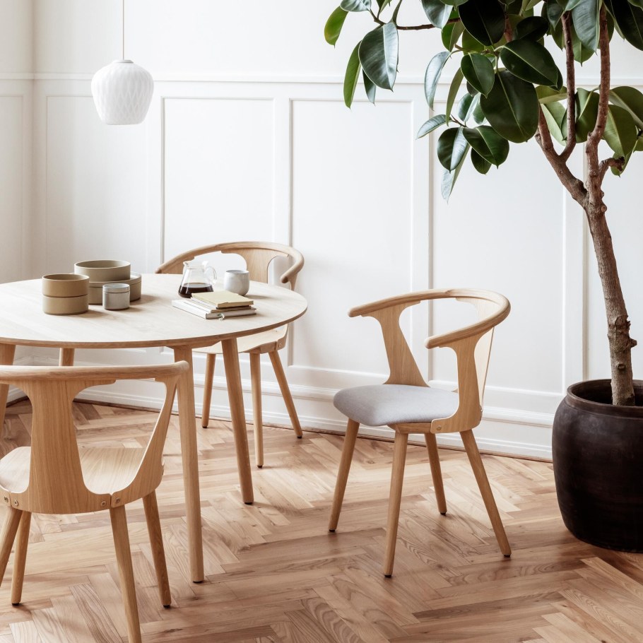 Деревянные стулья в интерьере